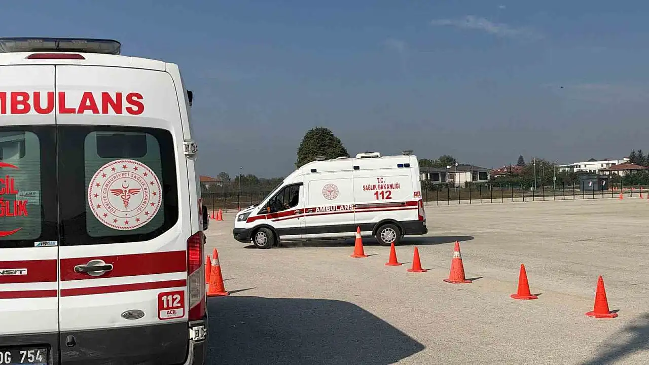 Düzce’de ambulans sürücüleri zorlu parkurlarda eğitim alıyor