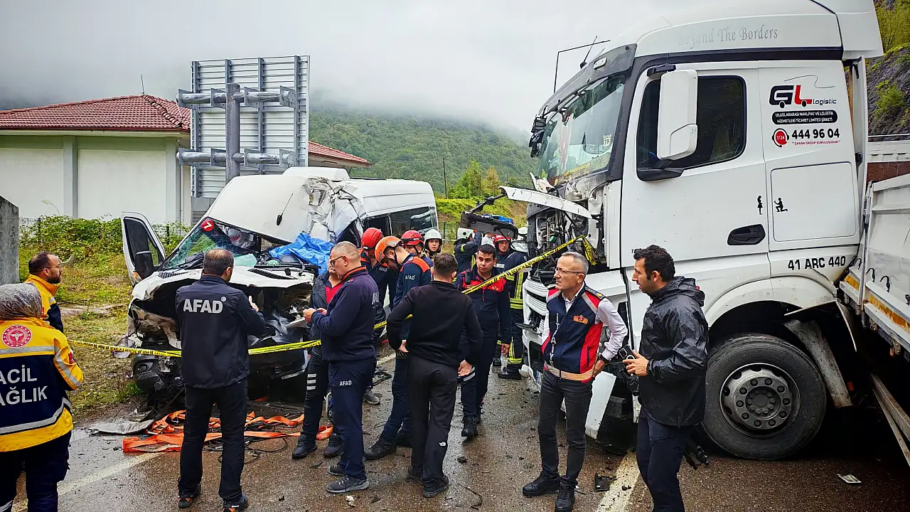 Tır ile yolcu minibüsü çarpıştı