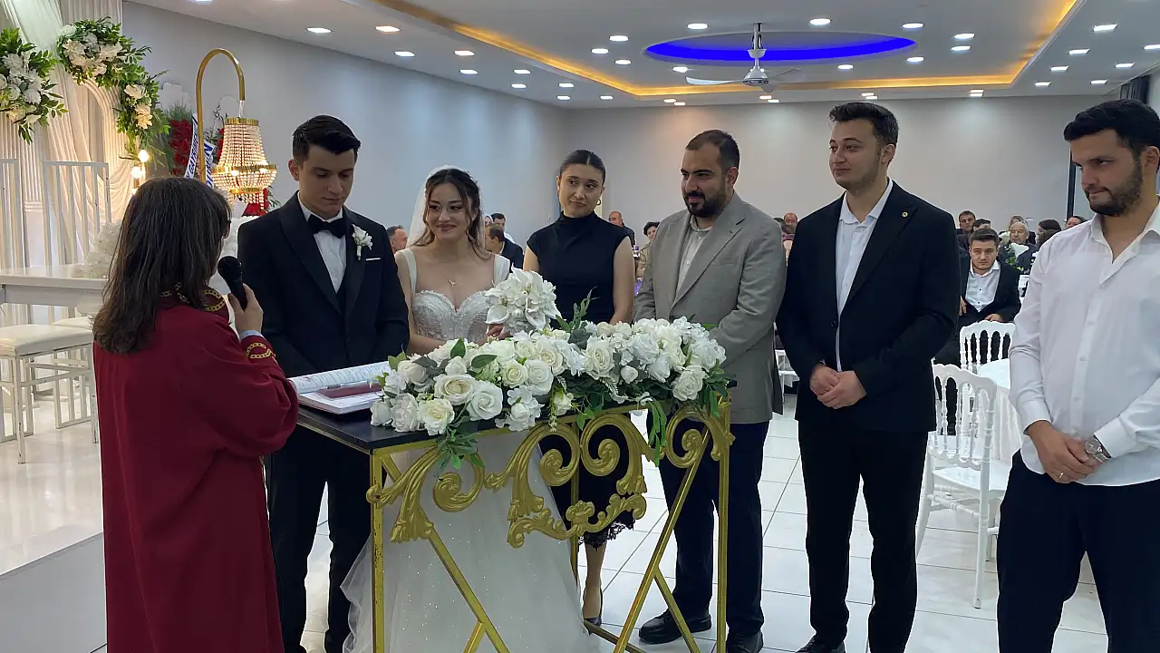 Müzeyyen ve Ümit Can Çifti Dünyaevine girdi