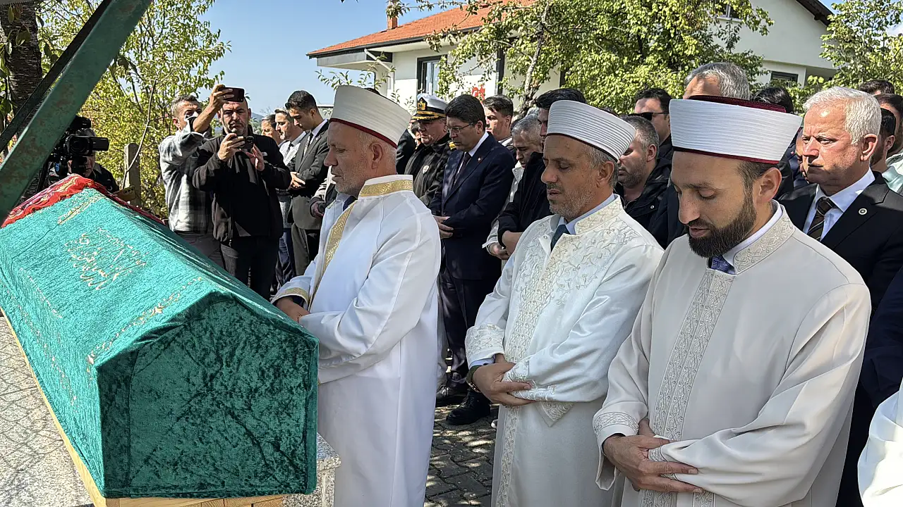 Minik Sare dualarla ahirete uğurlandı