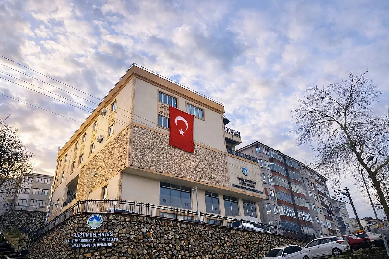 Provokasyona Ay Yıldızlı Duruş