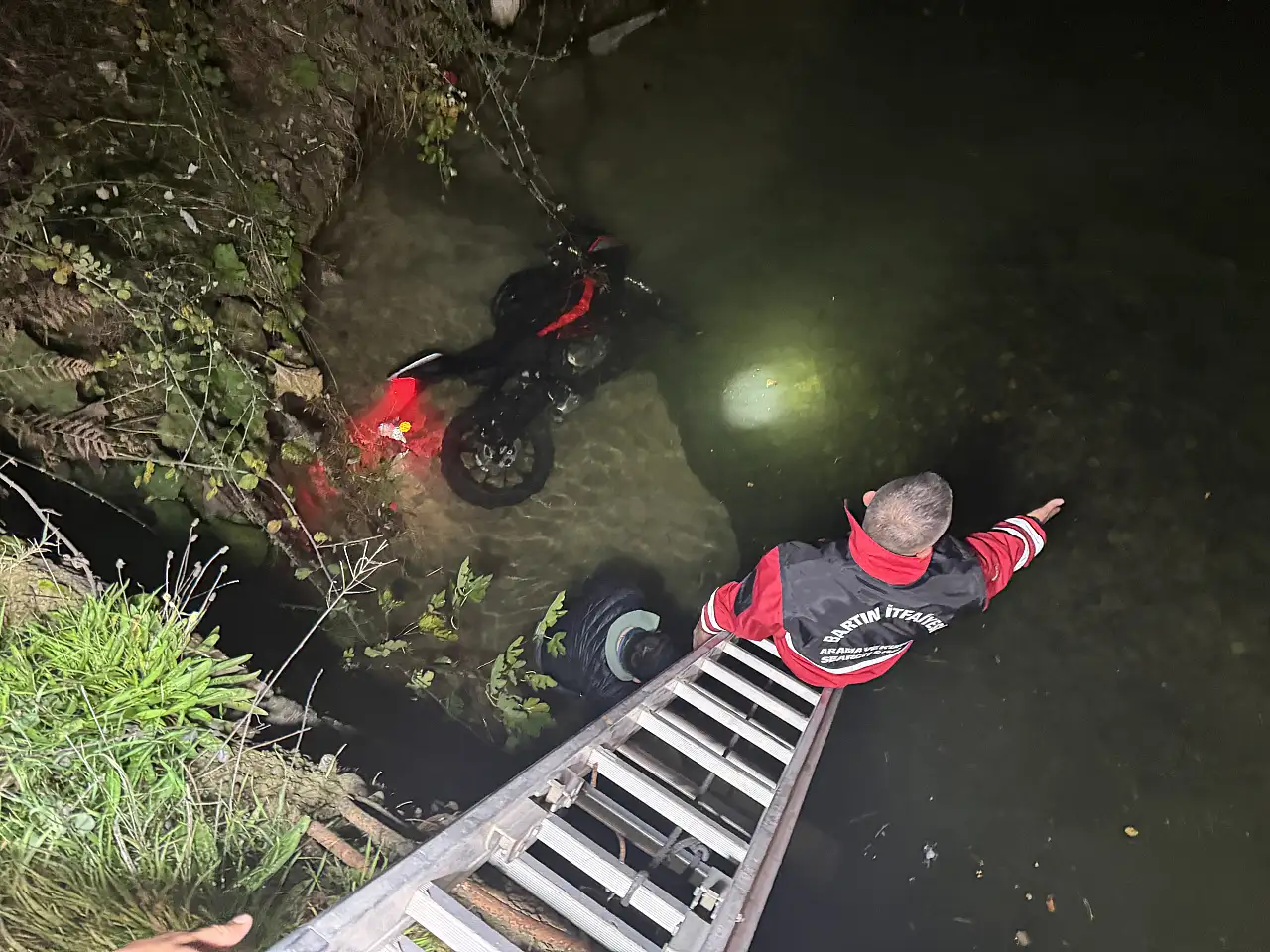 Motosikletiyle dereye uçtu