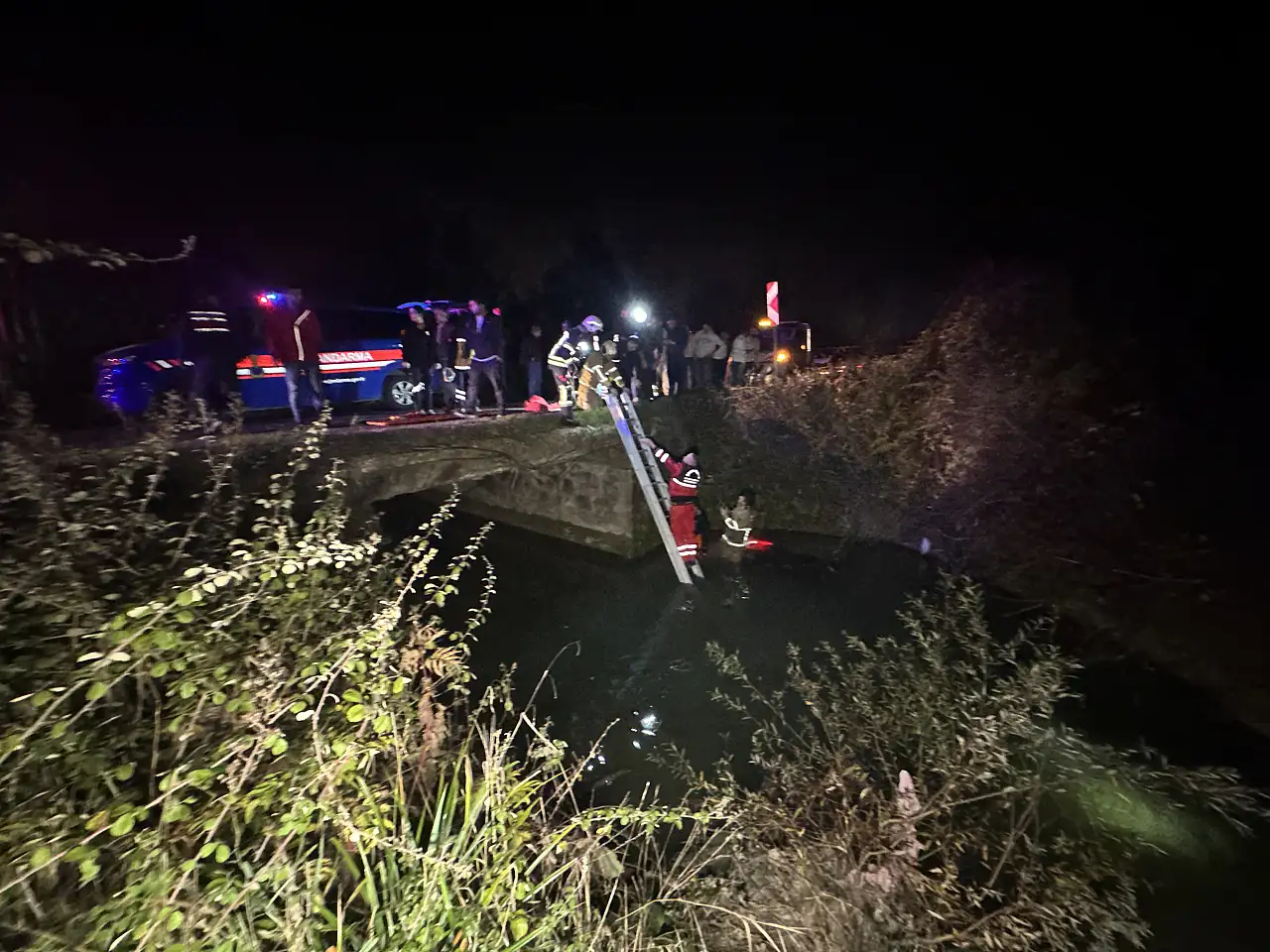 Motosikletiyle dereye uçtu