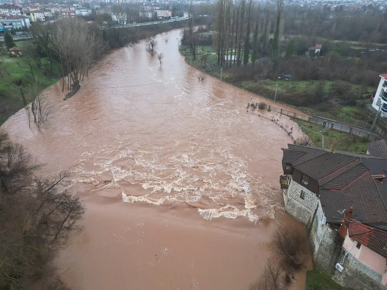 Irmak yeniden yükseldi