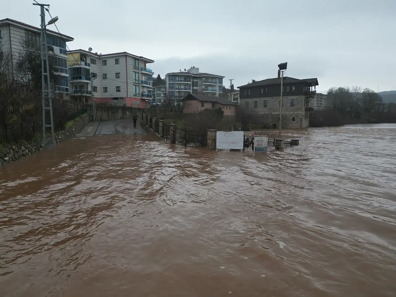 Irmak yeniden yükseldi