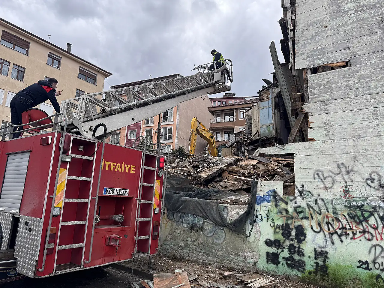 Ahşap bina yıkıldı