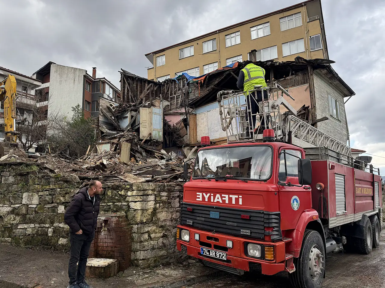 Ahşap bina yıkıldı