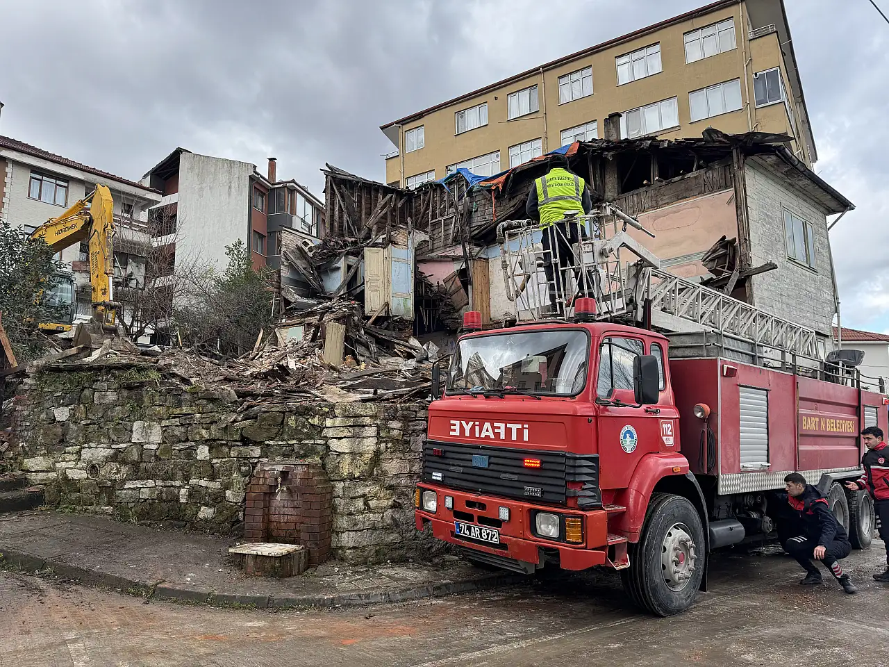 Ahşap bina yıkıldı