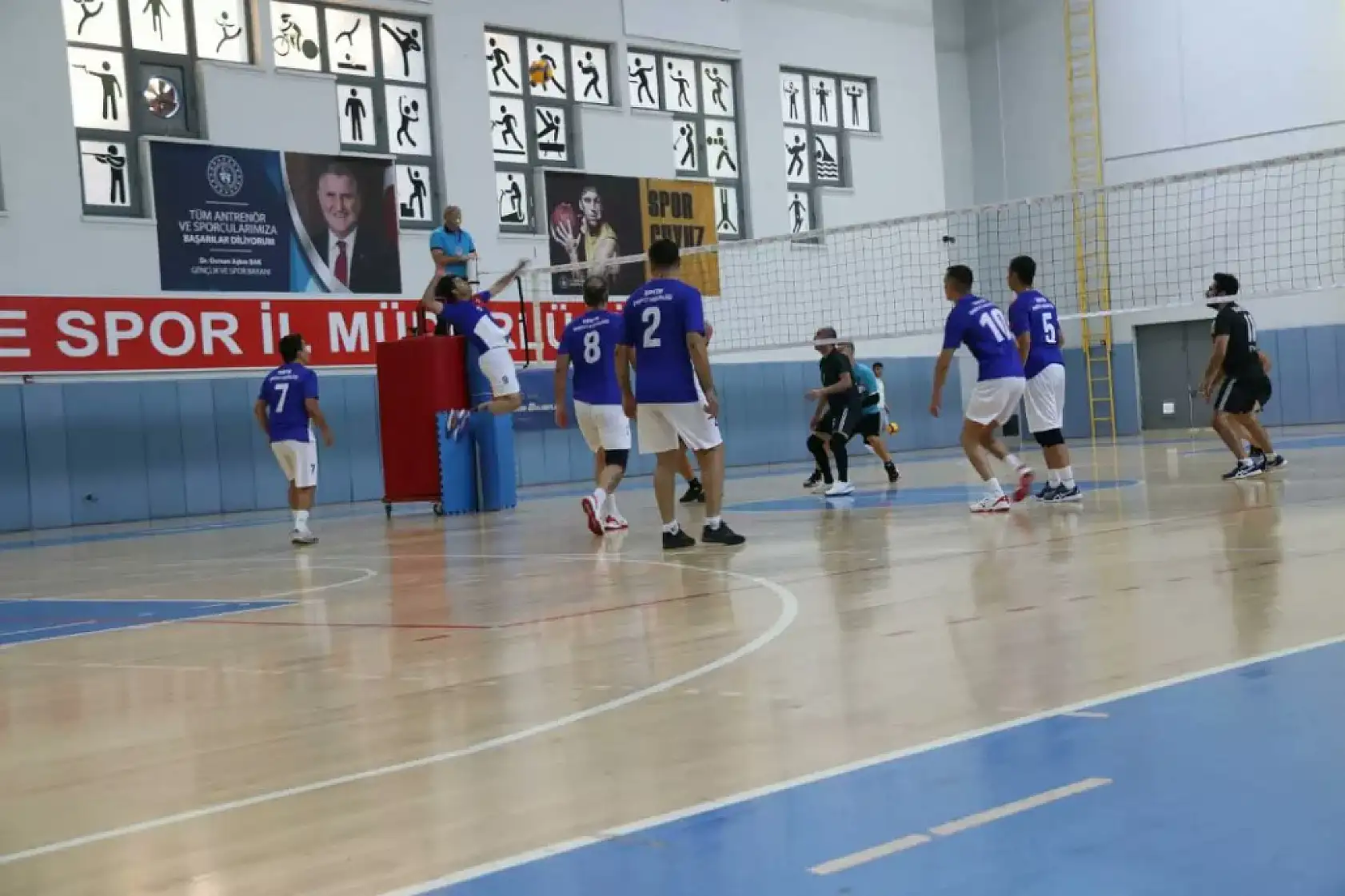 Kurumlar arası voleybol turnuvası nefes kesti