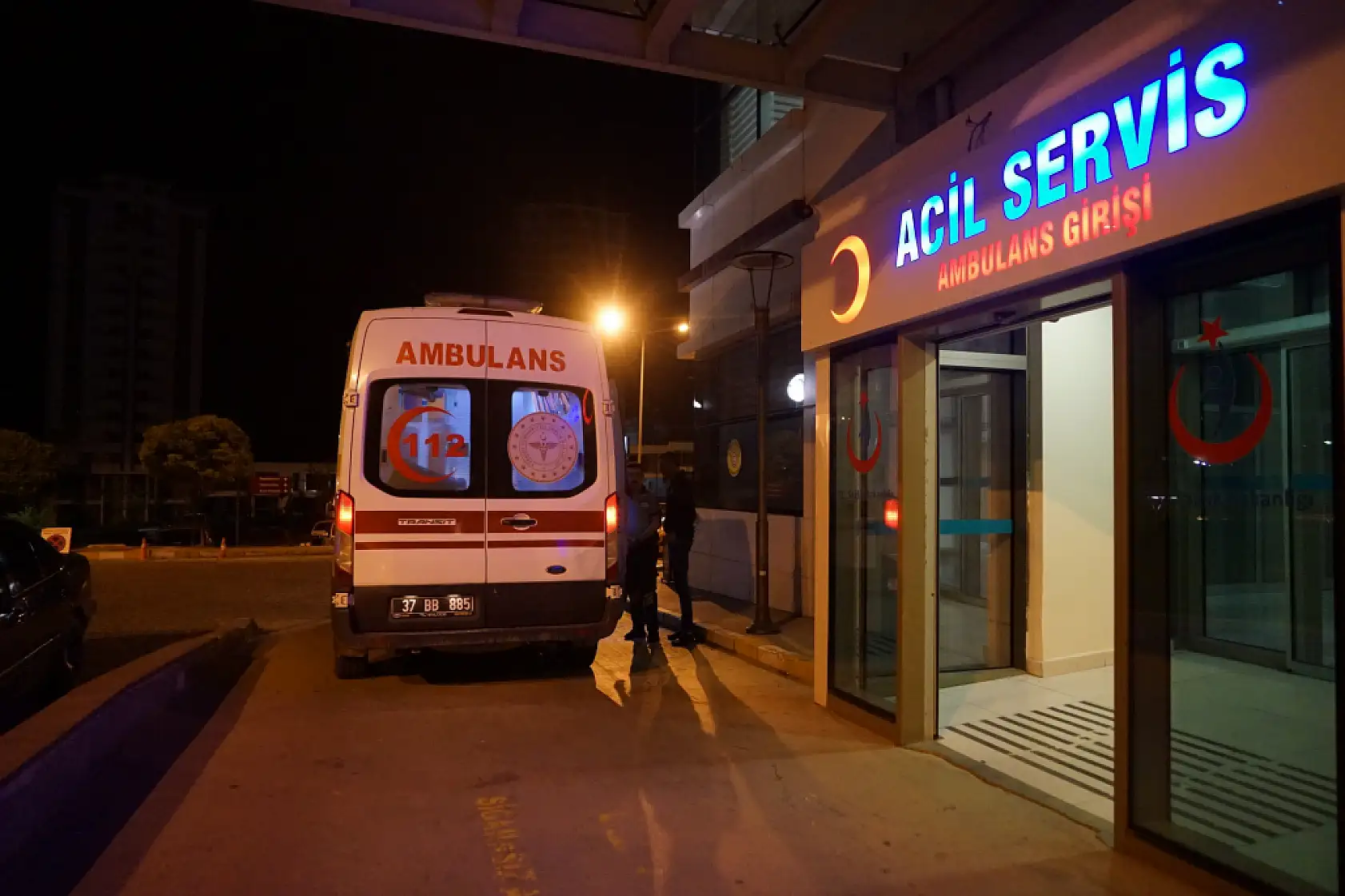 Önce eşini vurdu, sonra polislerle çatıştı