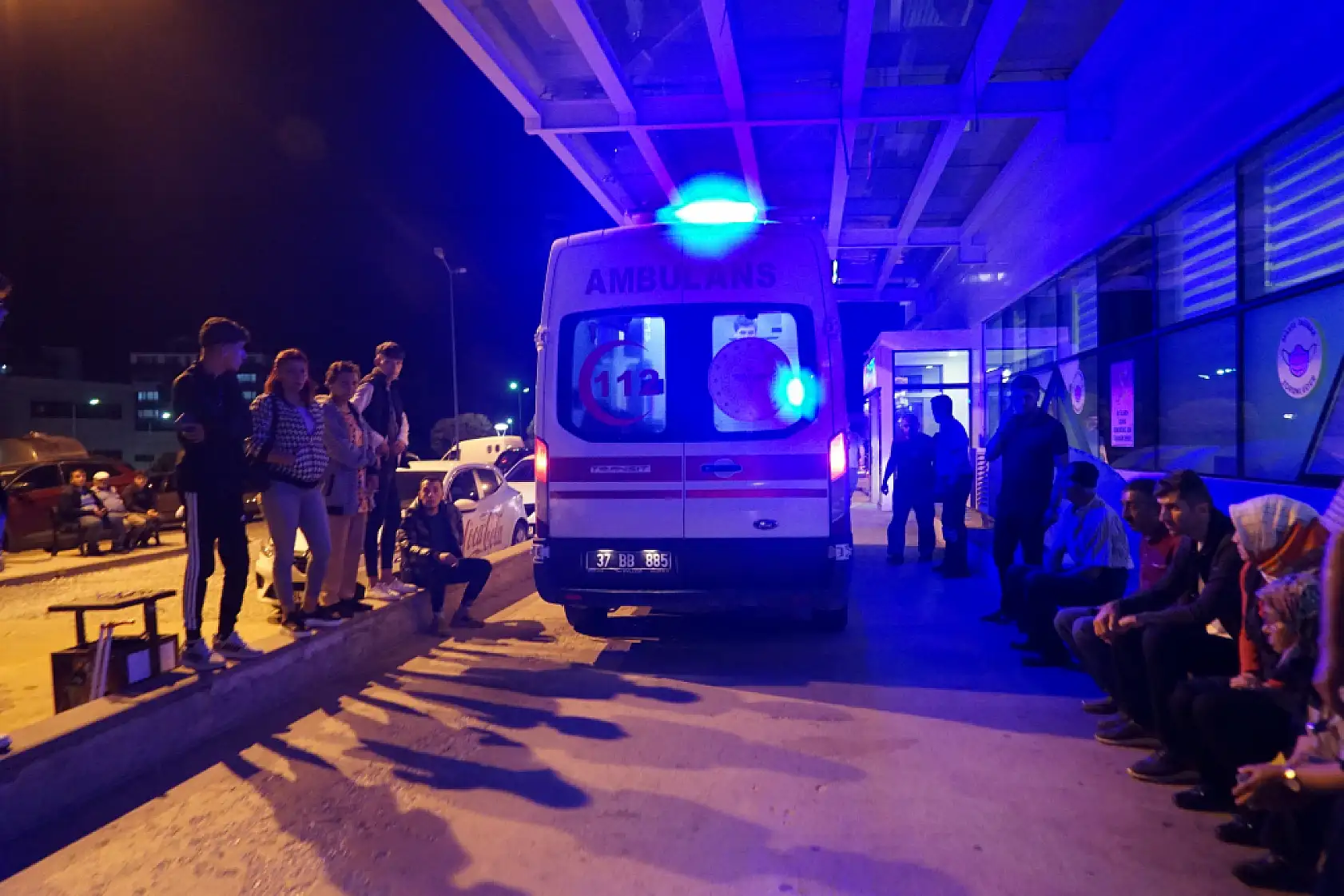 Önce eşini vurdu, sonra polislerle çatıştı
