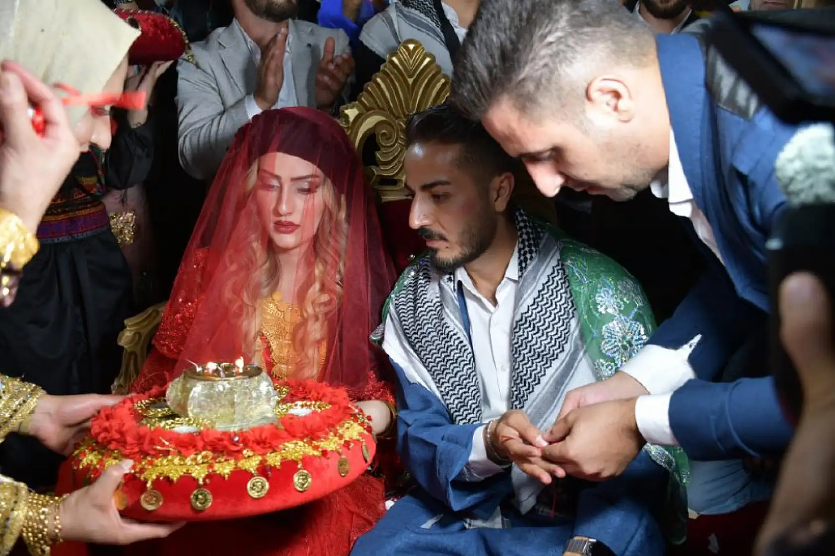 Takılan paralar masaya sığmadı