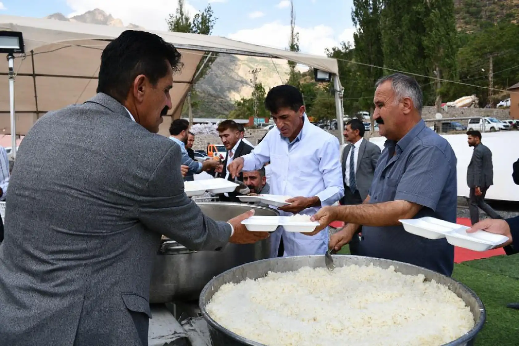 Takılan paralar masaya sığmadı