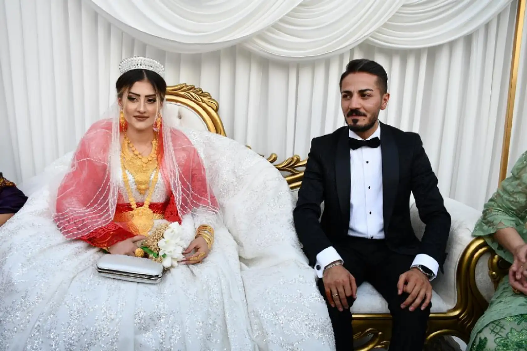 Takılan paralar masaya sığmadı