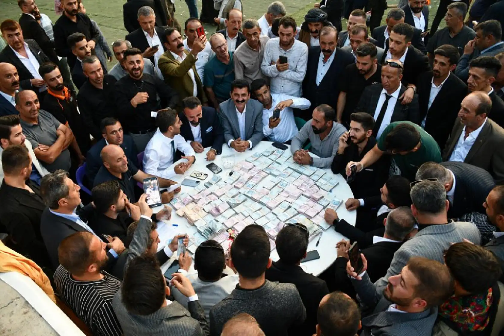 Takılan paralar masaya sığmadı