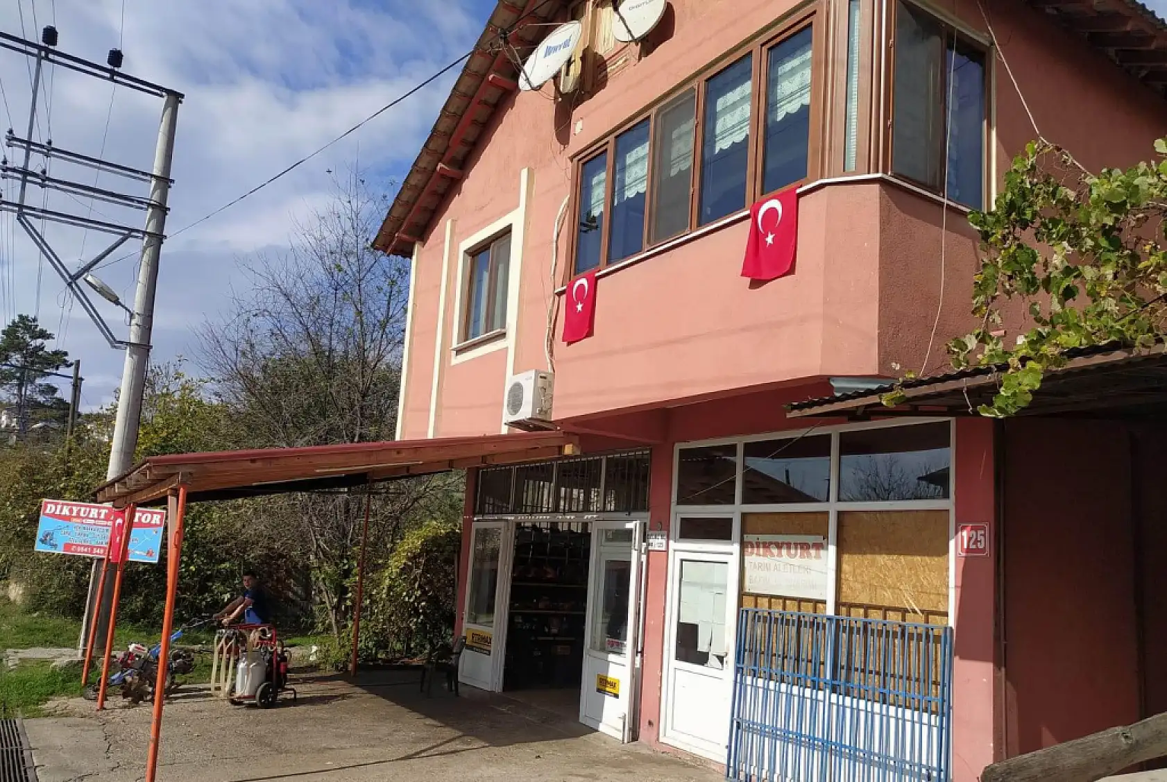 Yıldız Mahallesi Kırmızı Beyaza Büründü