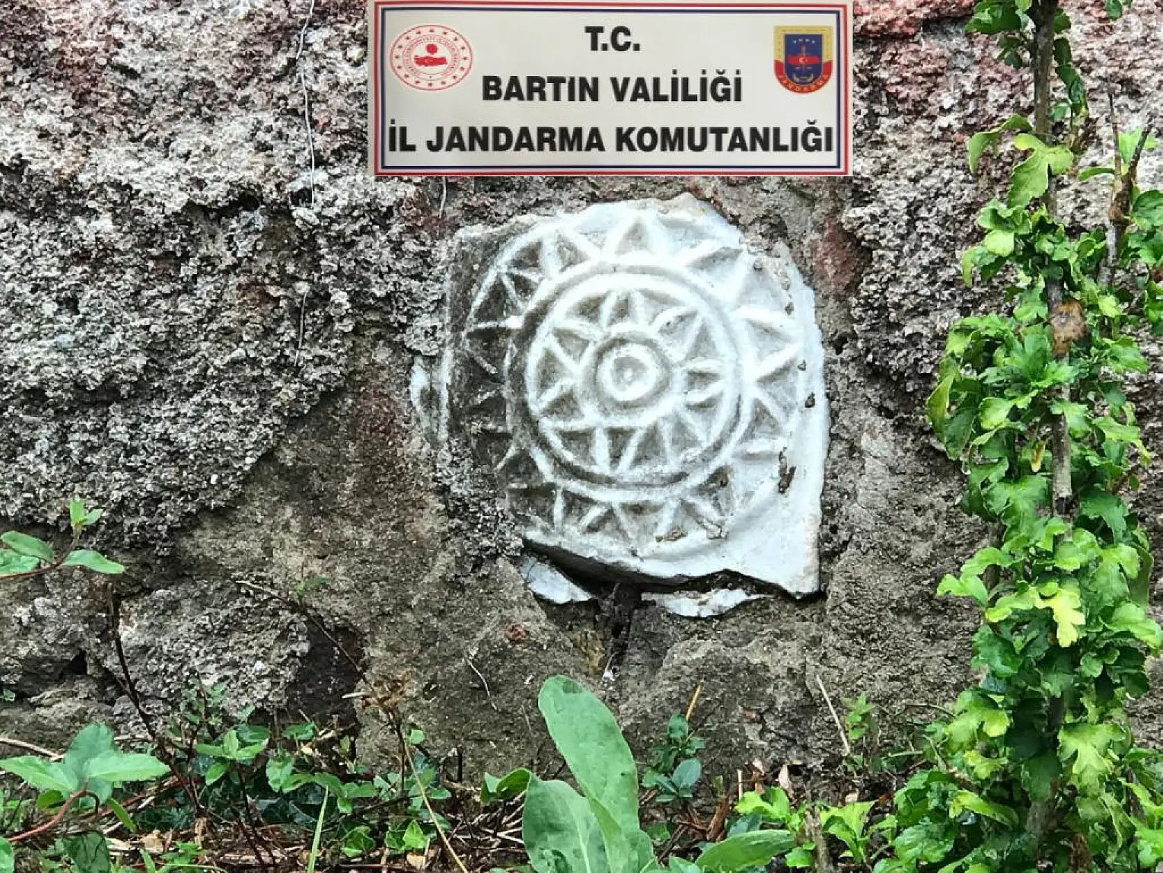 BAHÇEDEN TARİHİ ESERLER ÇIKTI