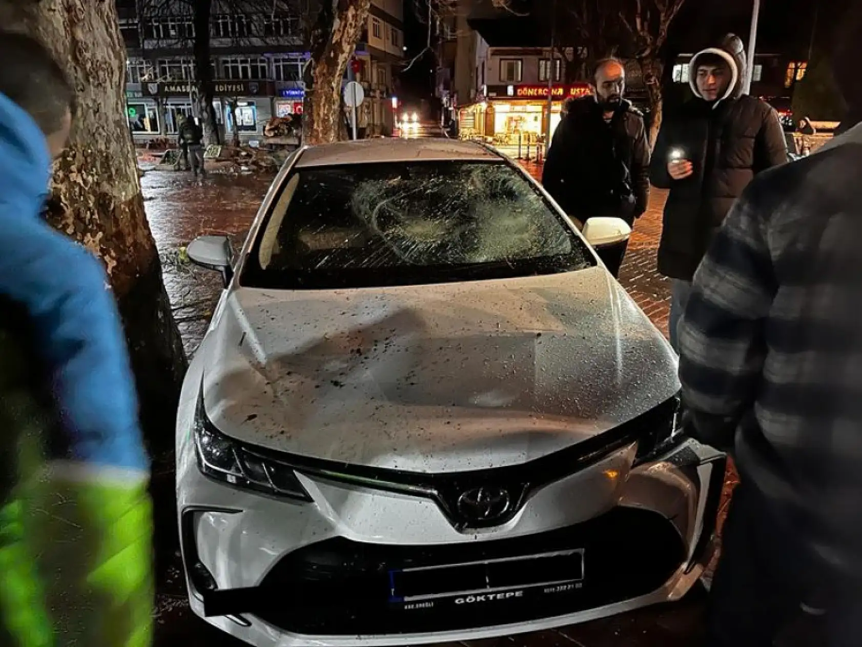 Aracın üzerine devrildi