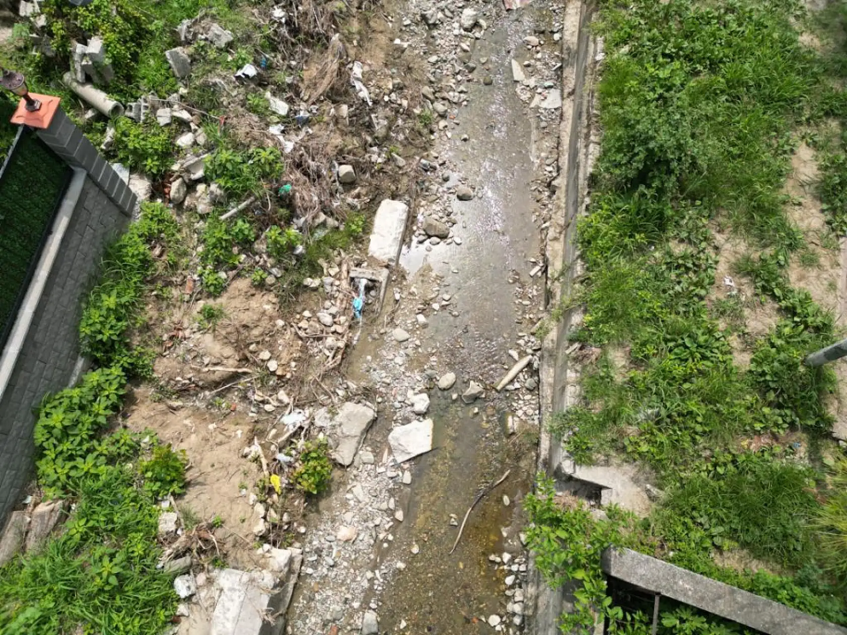 Sel, antik su kanalının parçalarını ortaya çıkardı