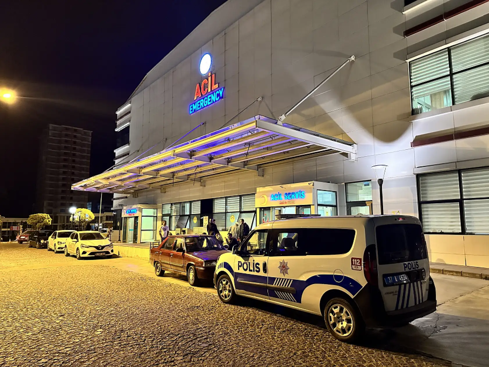 Önce eşini vurdu, sonra polislerle çatıştı