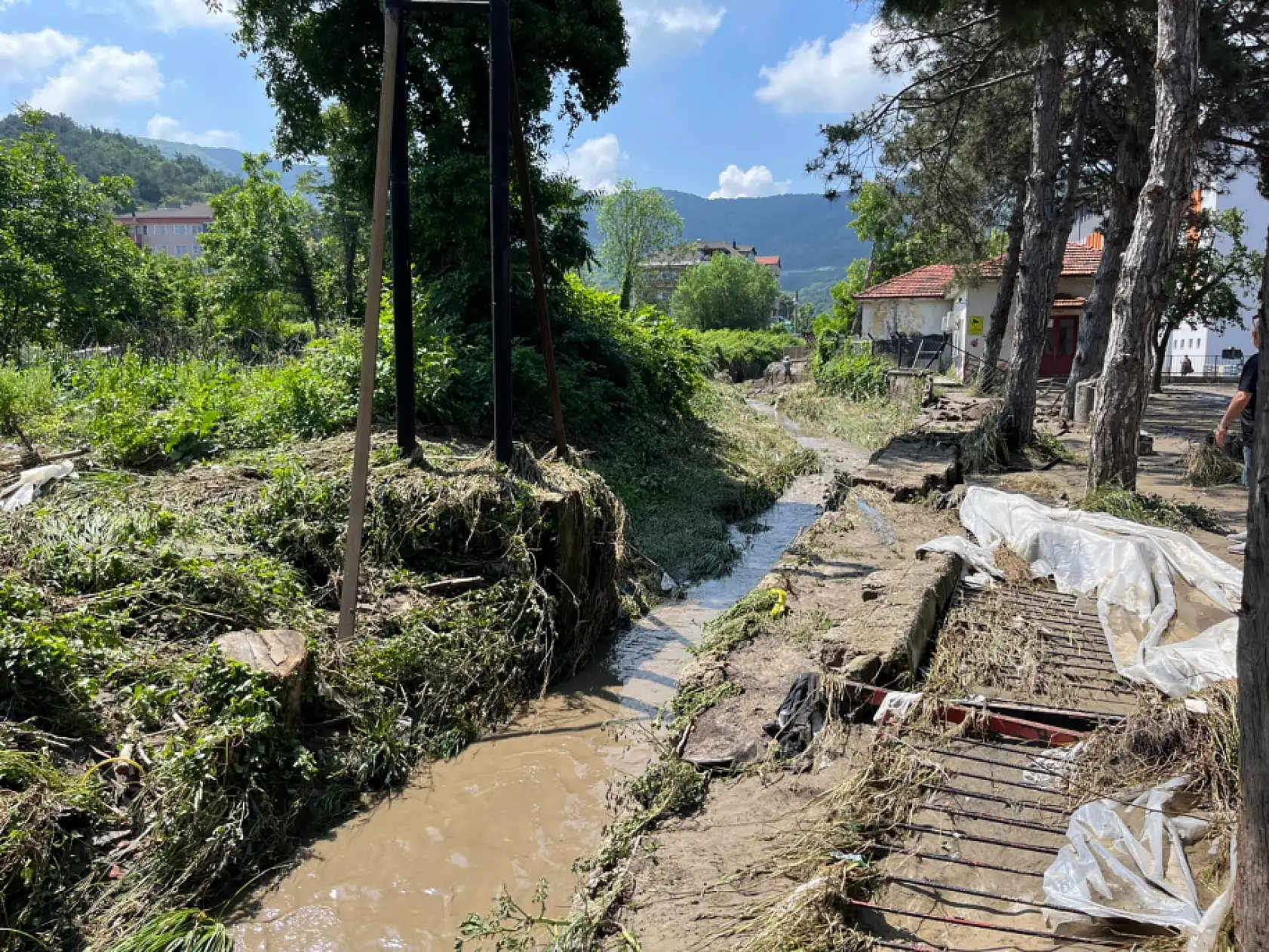 Selden sonra Amasra'da temizlik çalışmaları sürüyor
