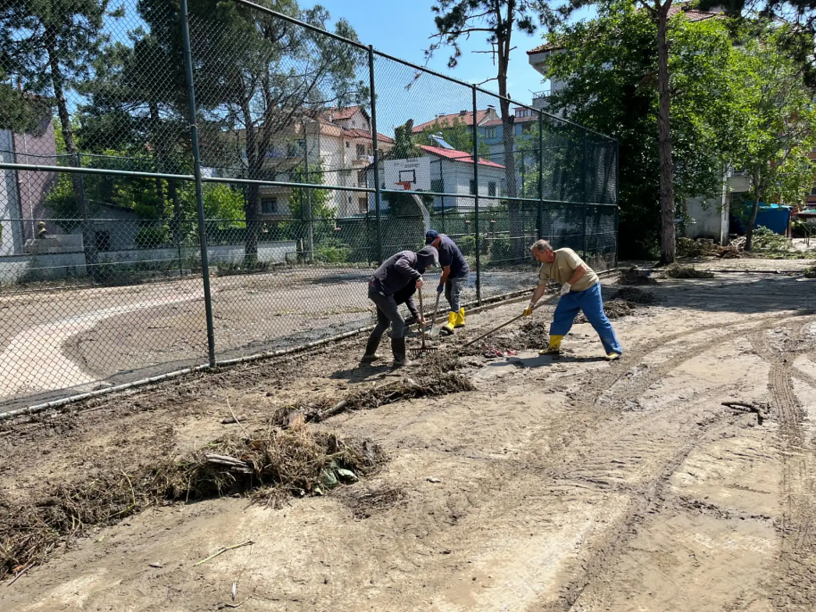 Selden sonra Amasra'da temizlik çalışmaları sürüyor
