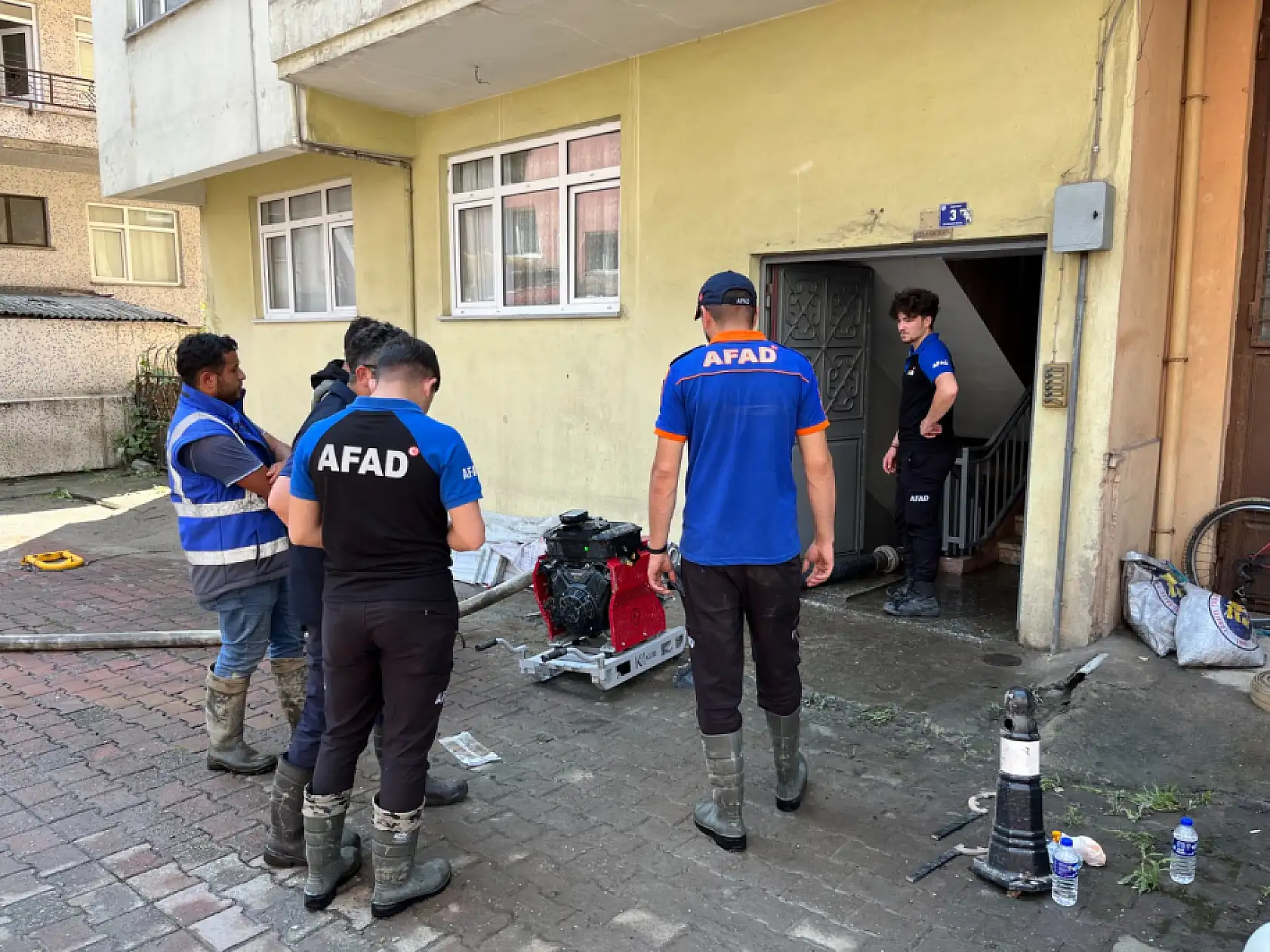 Selden sonra Amasra'da temizlik çalışmaları sürüyor