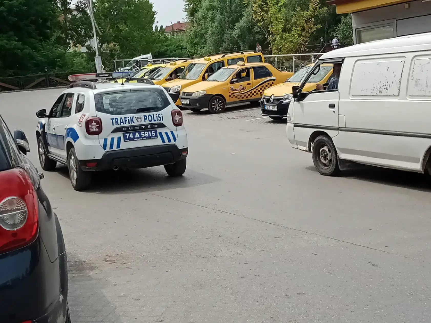 Gelişi güzel parklanmalara göz açtırmıyorlar