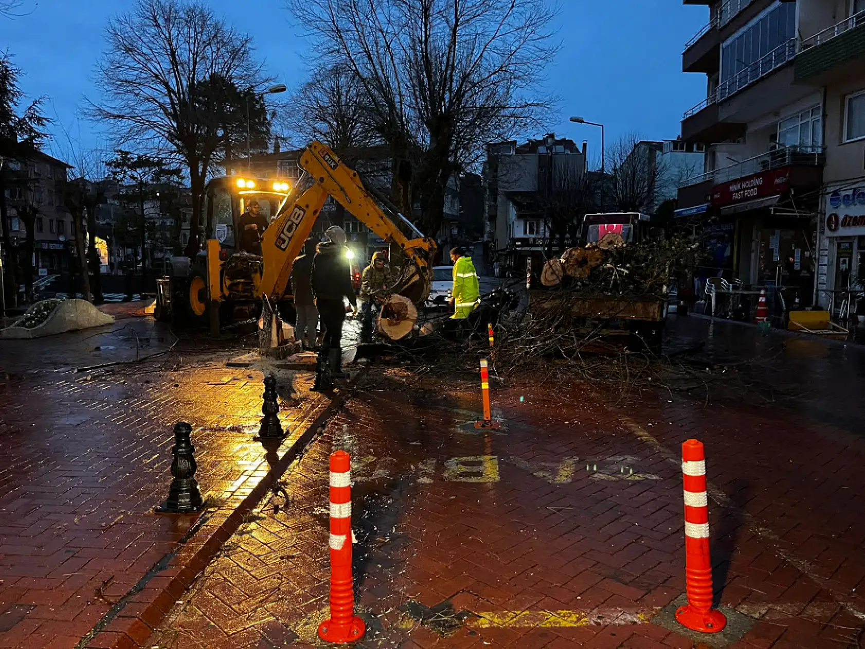 Aracın üzerine devrildi