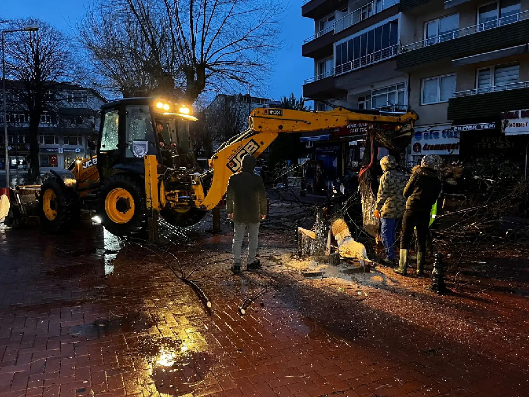 Aracın üzerine devrildi