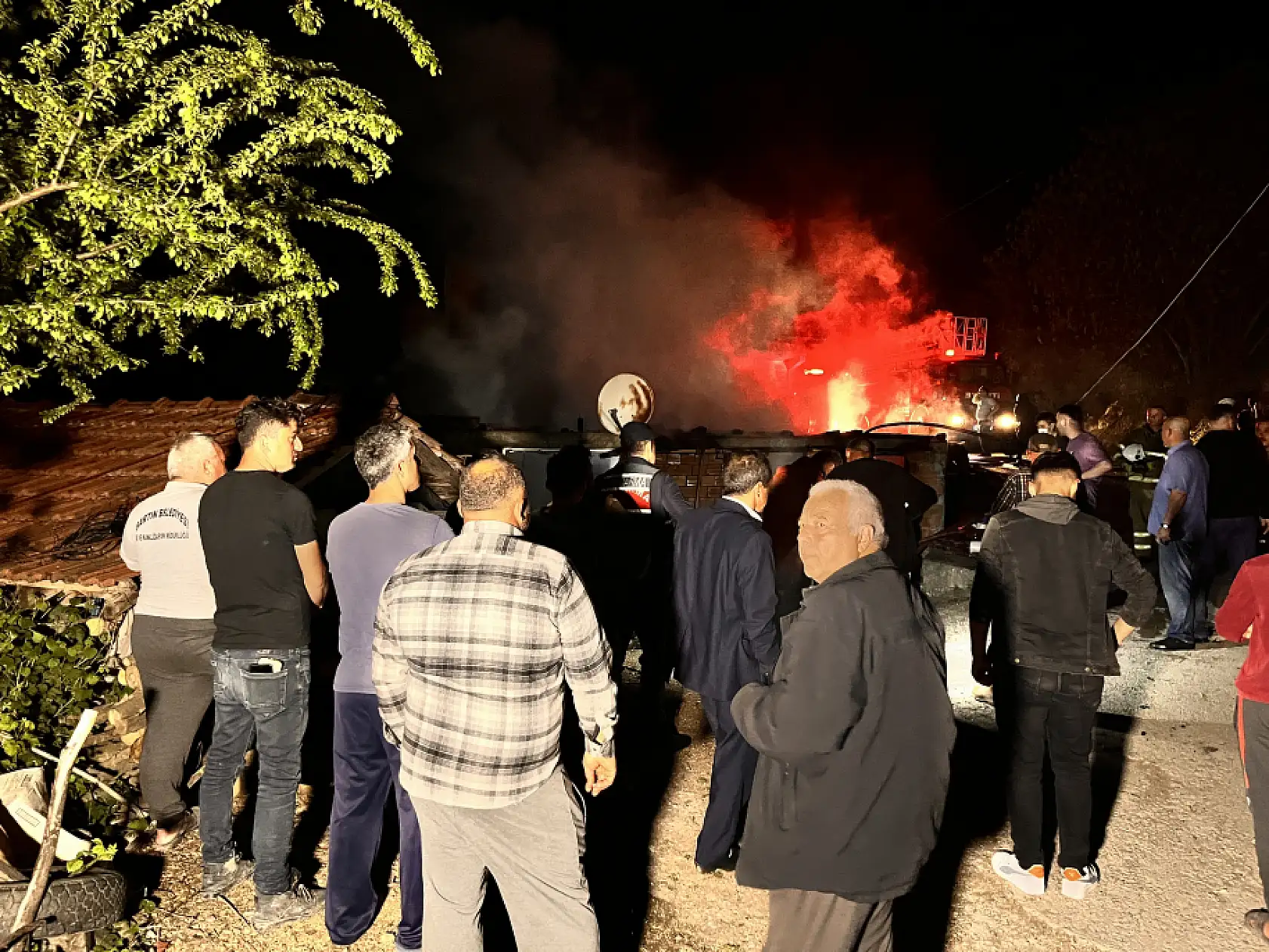 Oğlunun tabutuna sarılıp ağladı