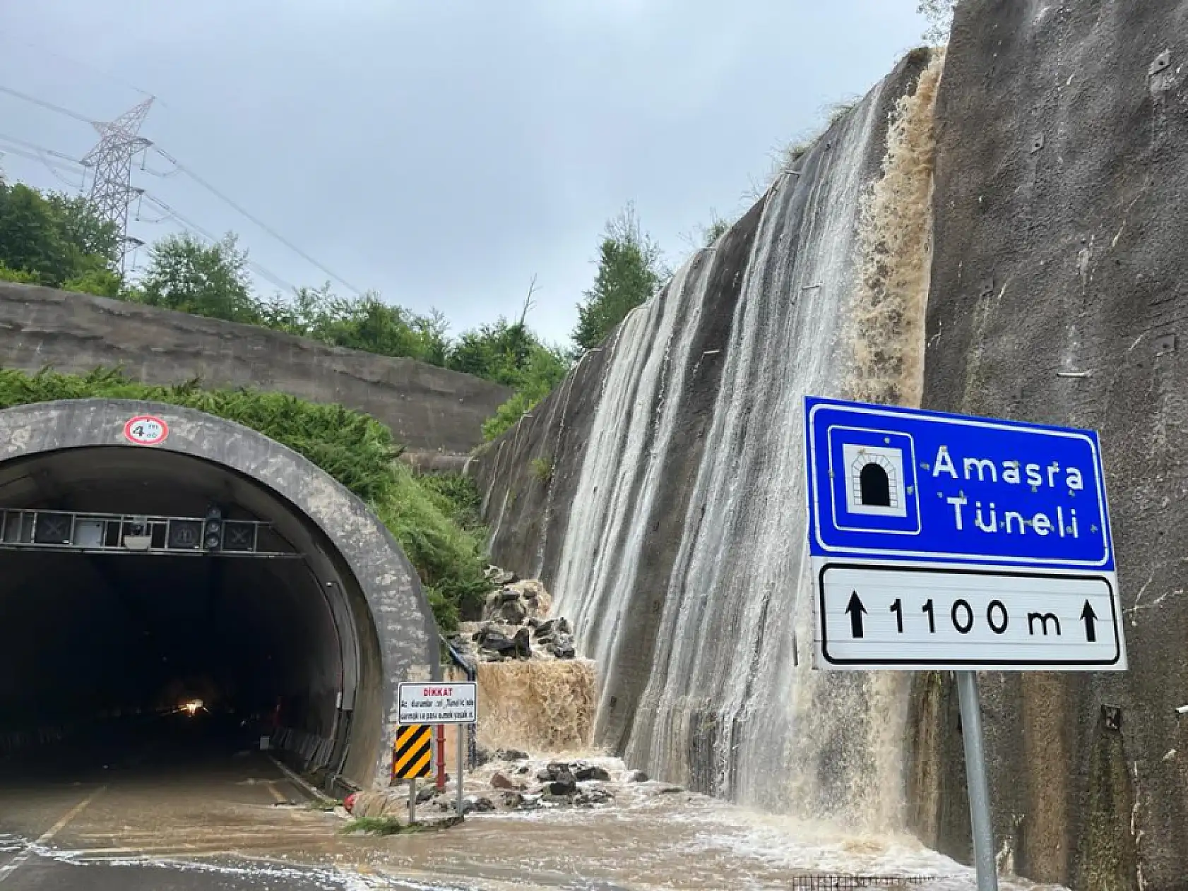 Şiddetli yağış hayatı olumsuz etkiledi