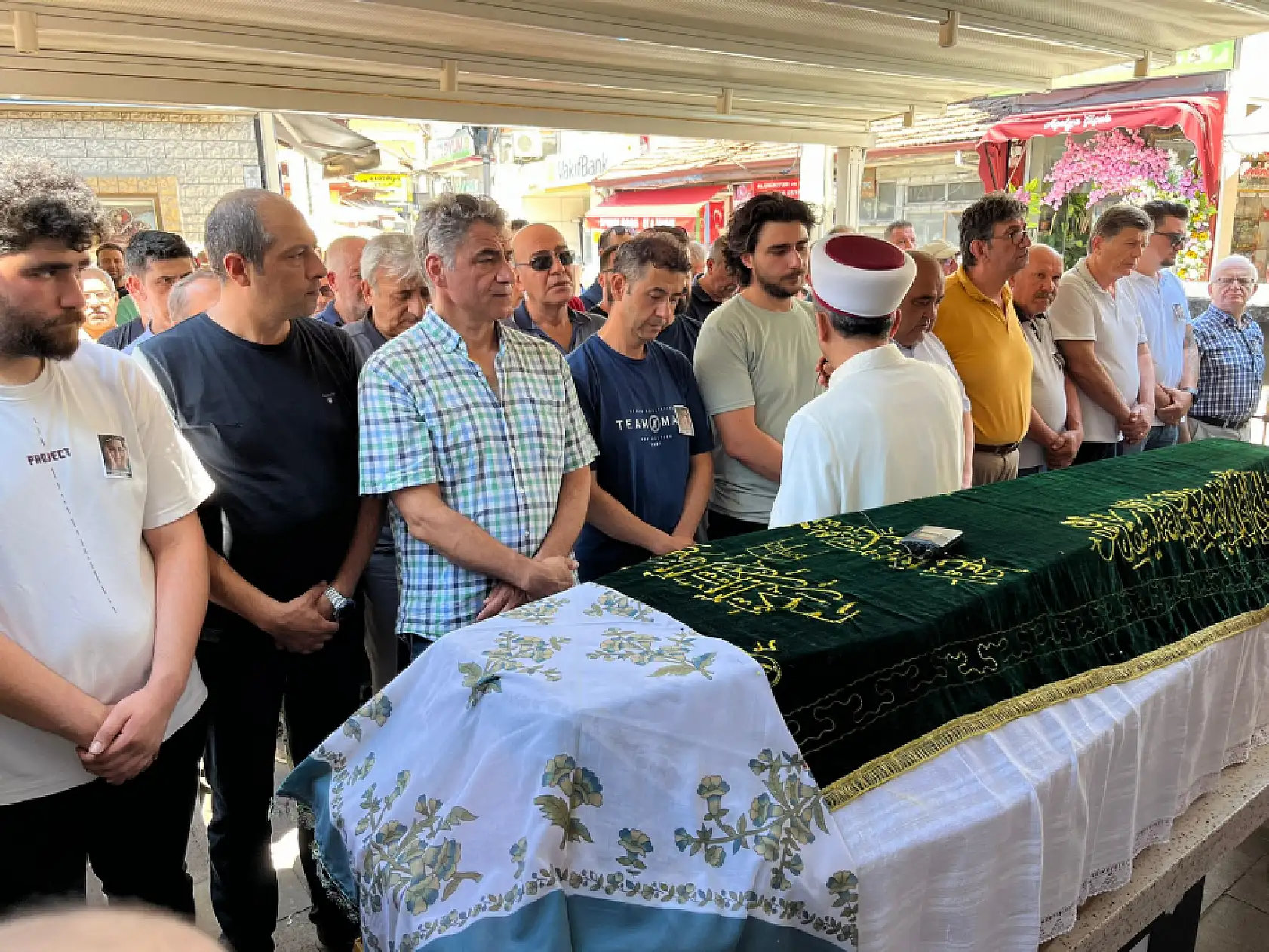 Dualarla son yolculuğuna uğurlandı
