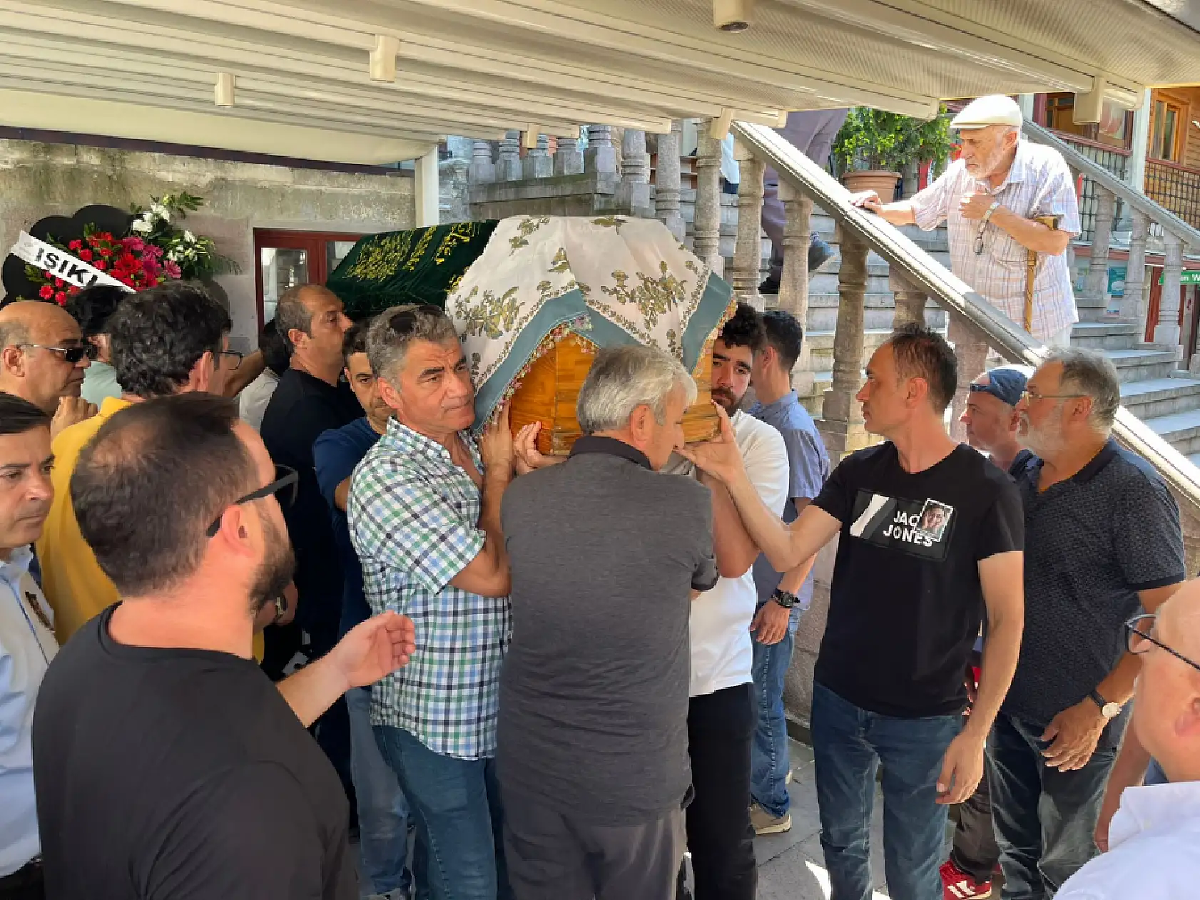 Dualarla son yolculuğuna uğurlandı