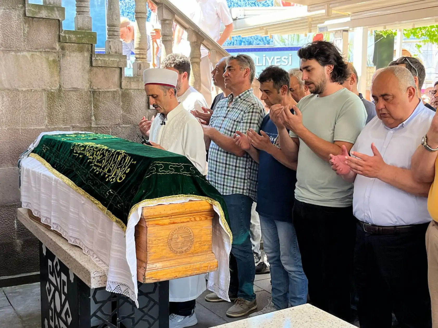 Dualarla son yolculuğuna uğurlandı