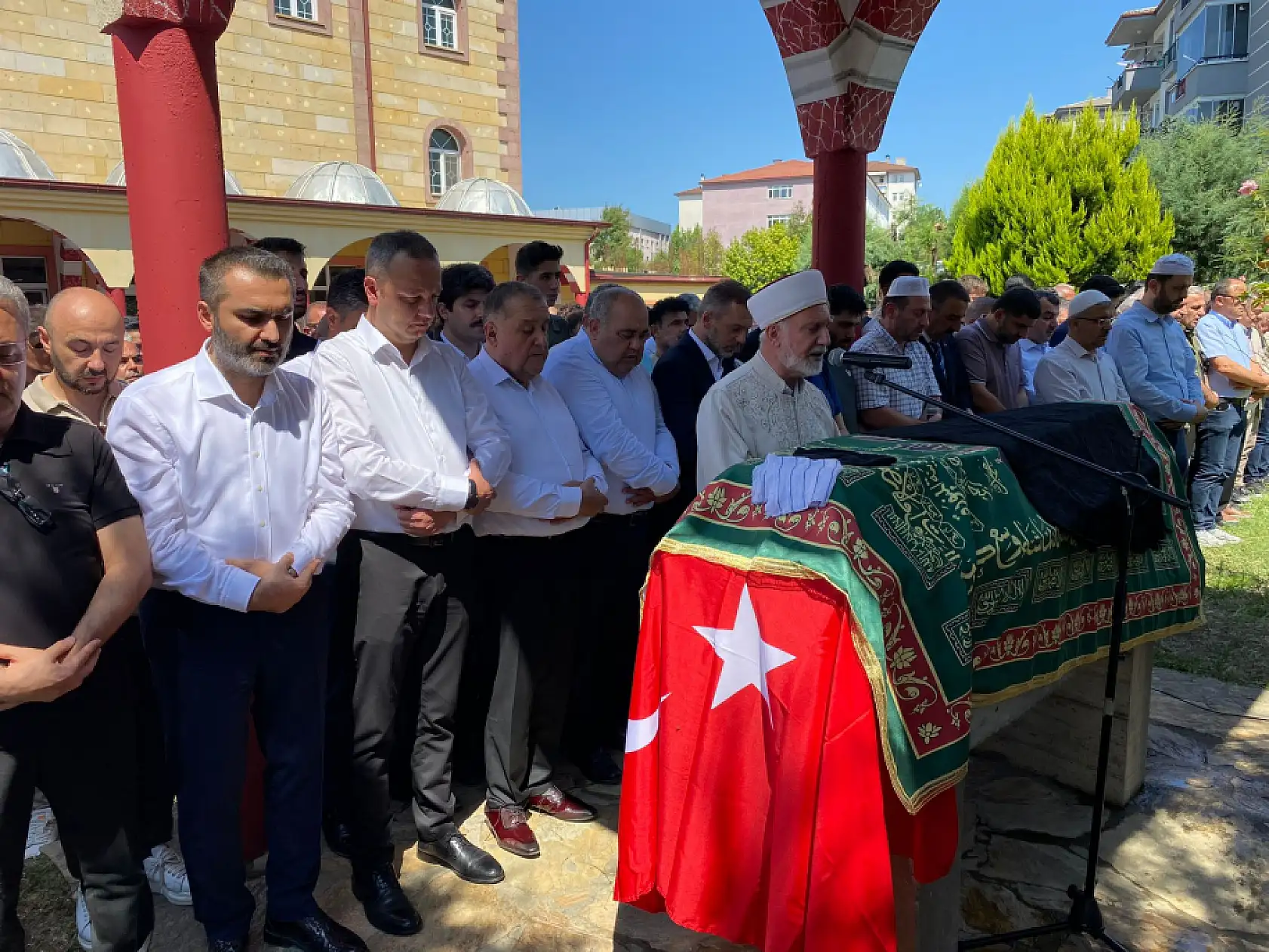 Binlerce kişi uğurladı