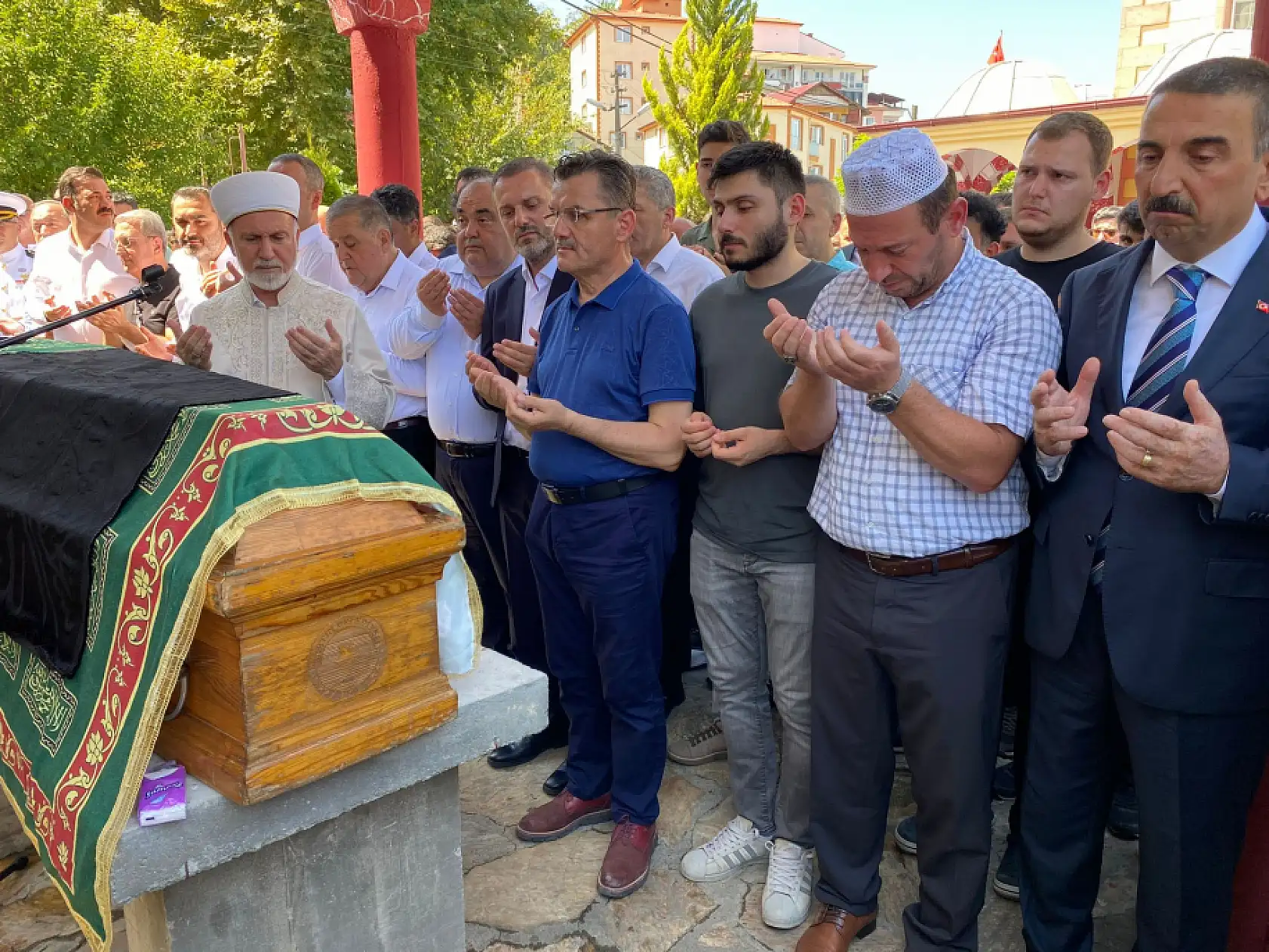 Binlerce kişi uğurladı