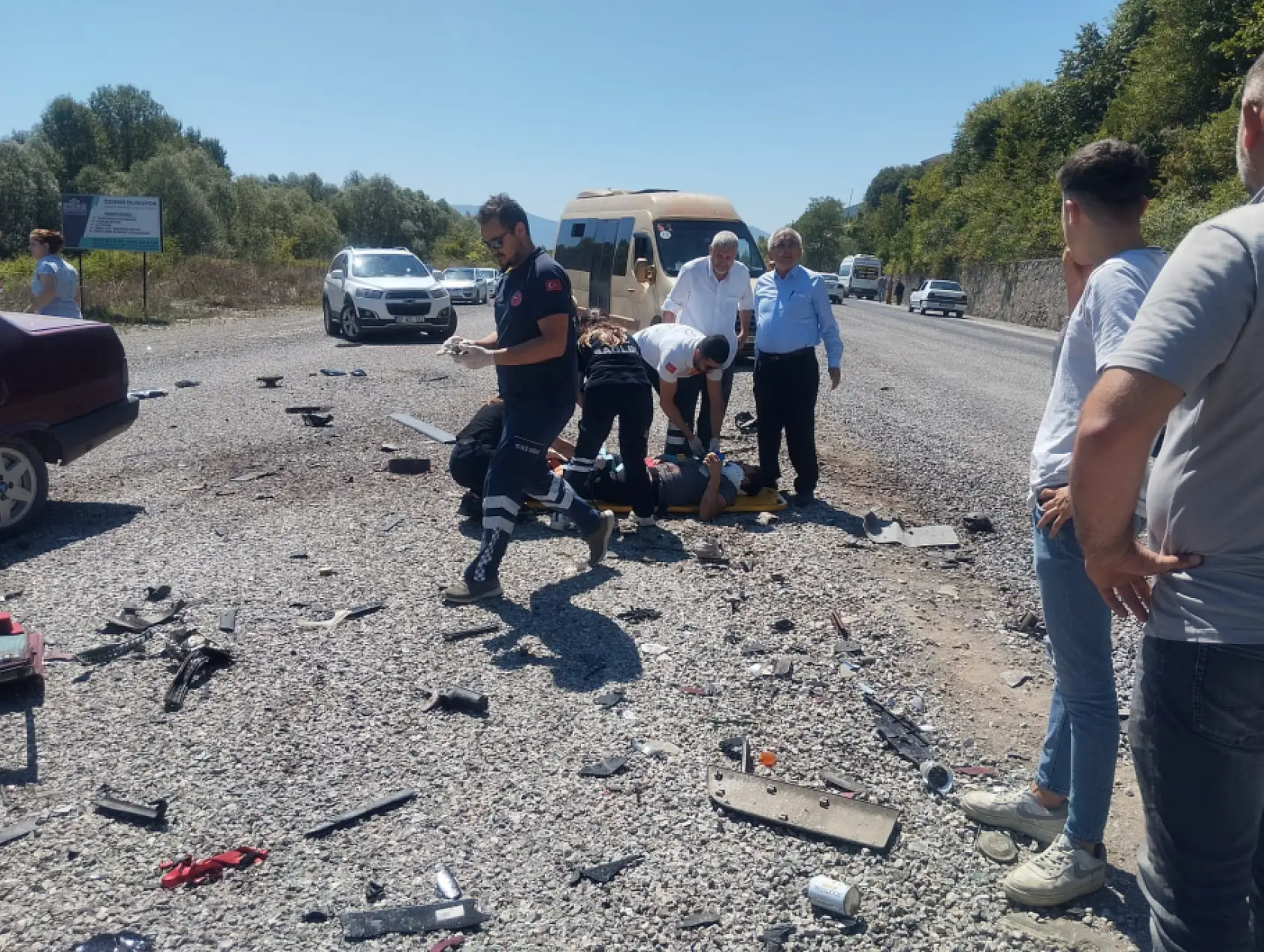 Otomobil ve minibüs kafa kafaya çarpıştı