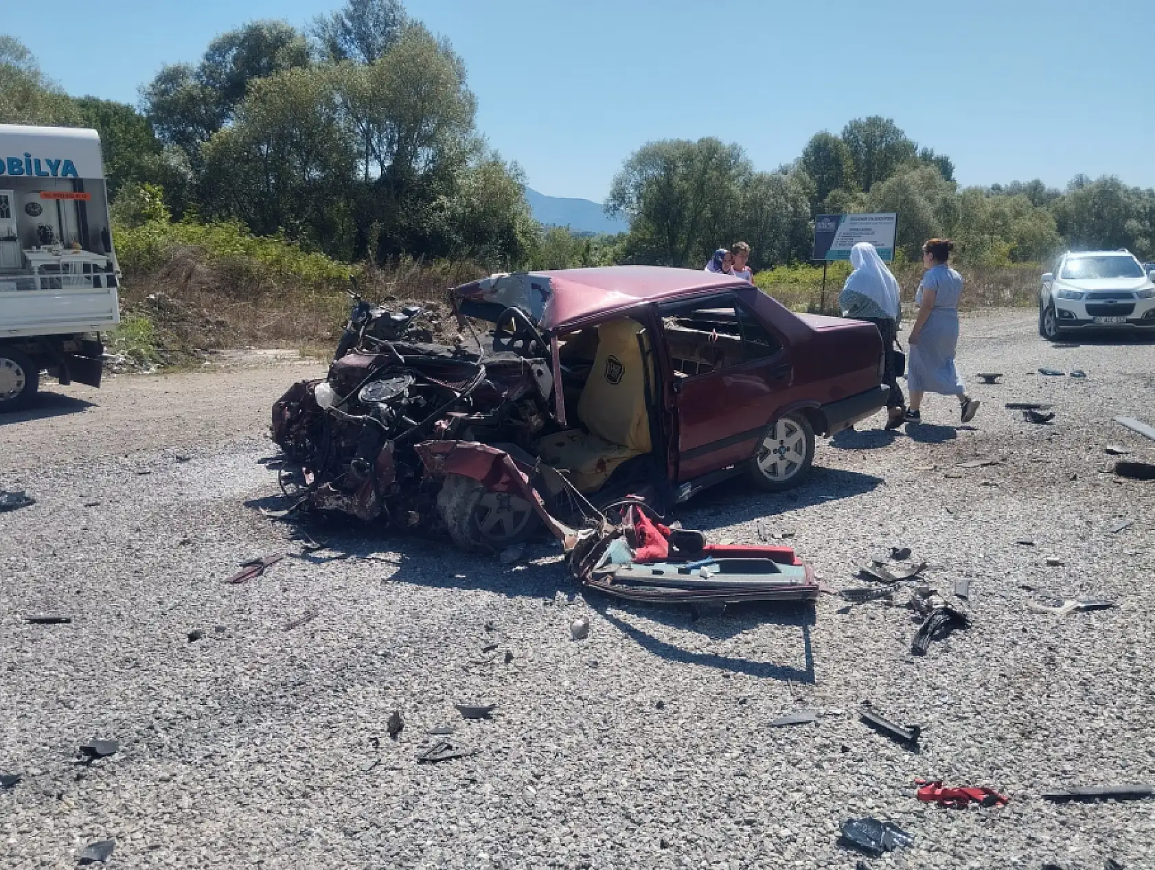 Otomobil ve minibüs kafa kafaya çarpıştı