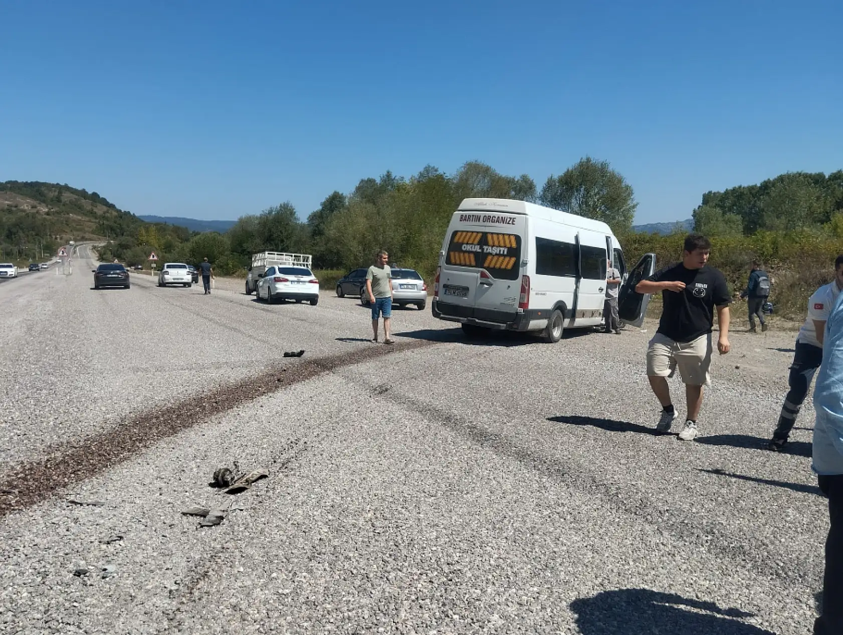 Otomobil ve minibüs kafa kafaya çarpıştı