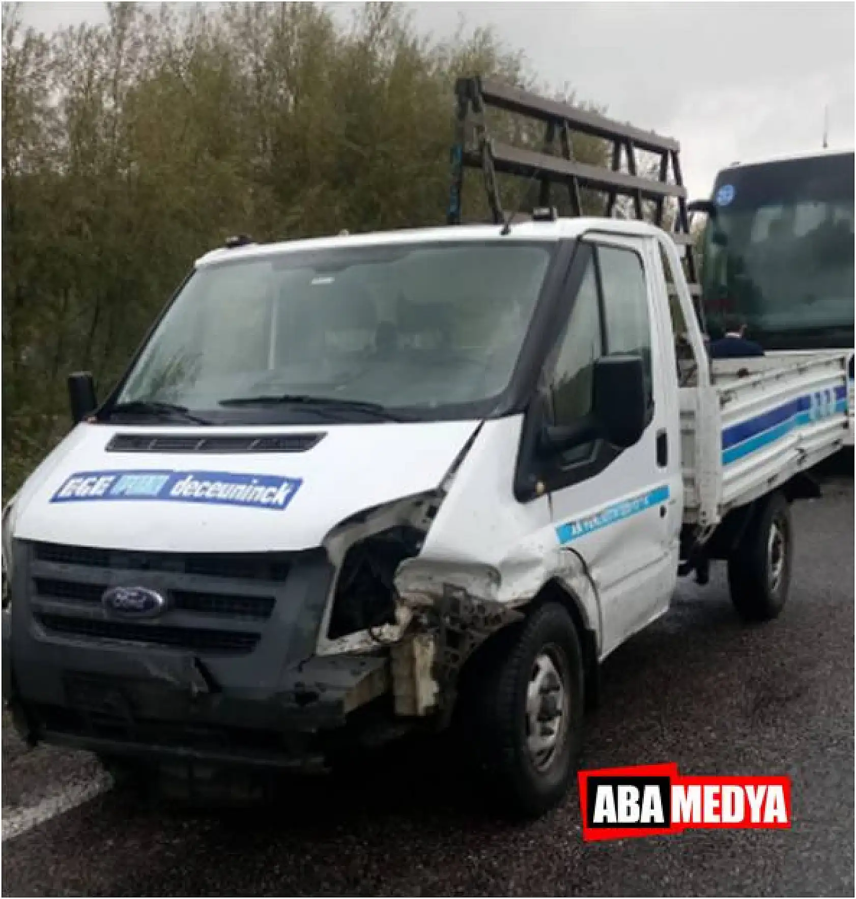 YOLCU OTOBÜSÜ KAMYONETLE ÇARPIŞTI