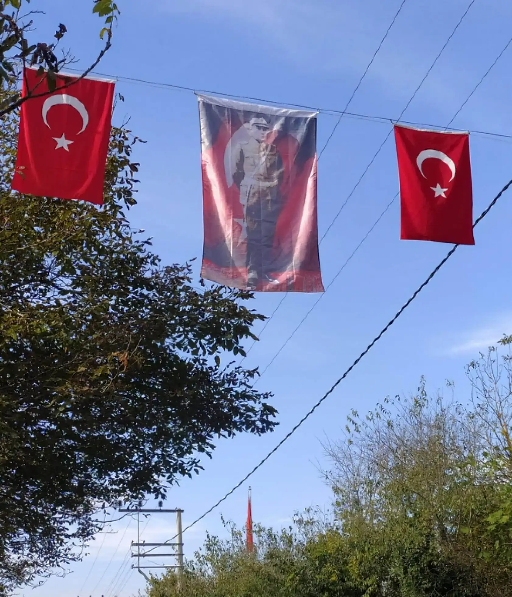 Yıldız Mahallesi Kırmızı Beyaza Büründü