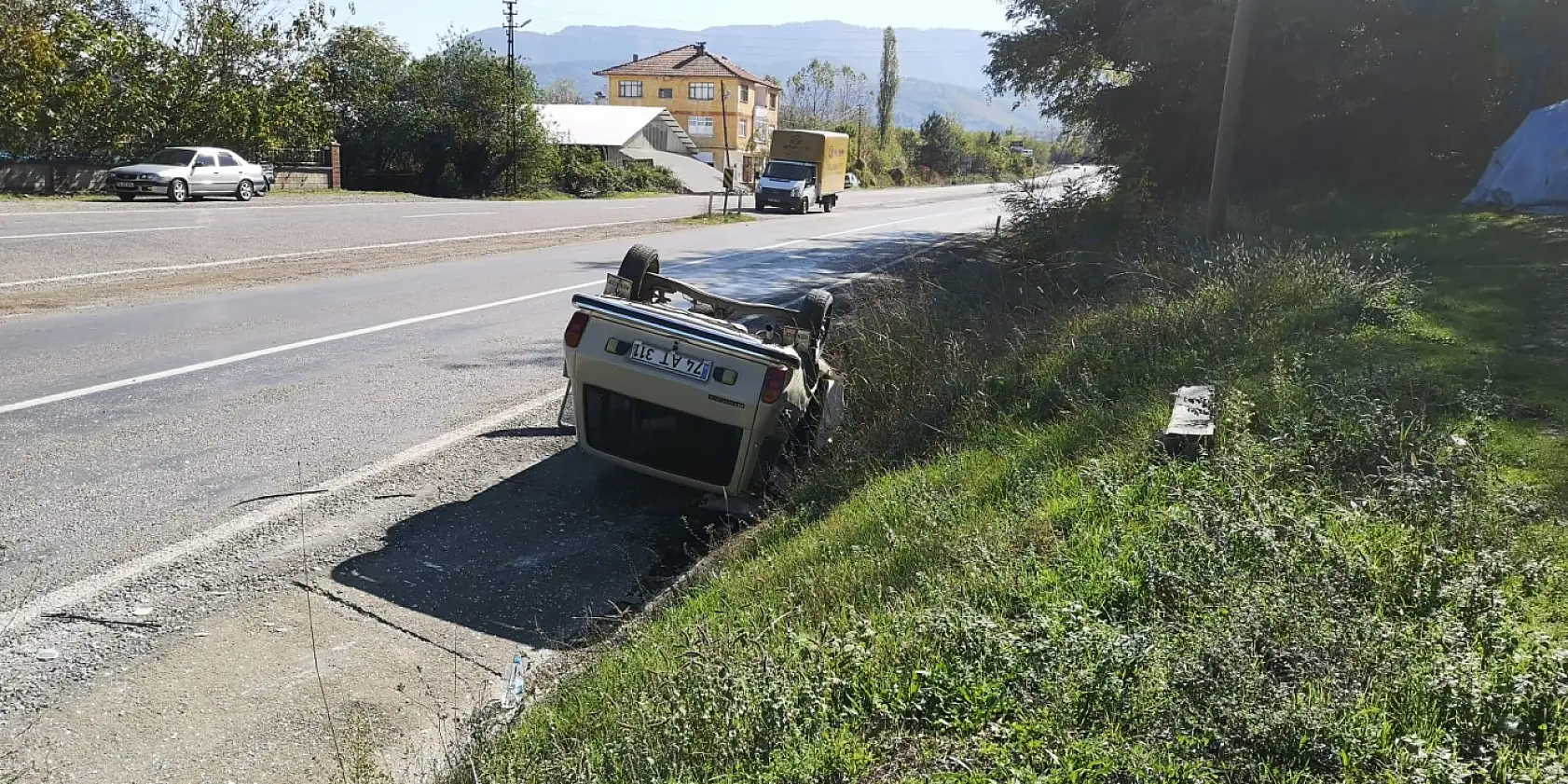 Yoldan çıktı takla attı