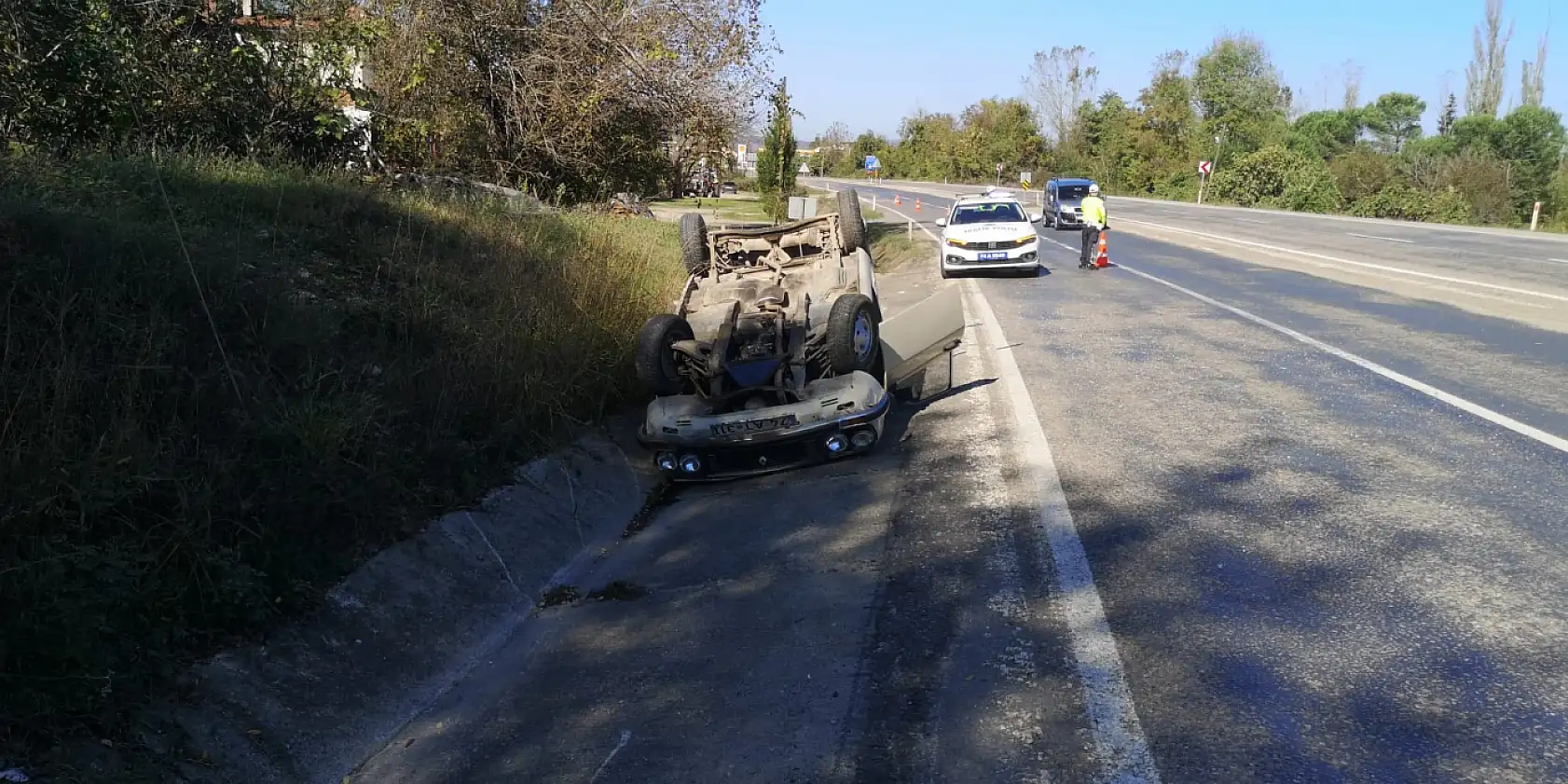 Yoldan çıktı takla attı