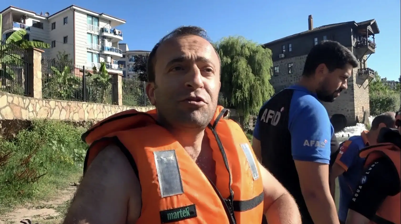 Çağlayan'da sular yükselince mahsur kaldı