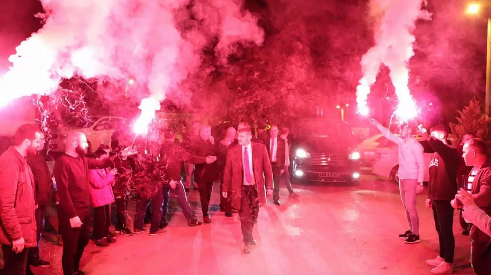 Meşaleler ve Şelaleler ile karşılandı