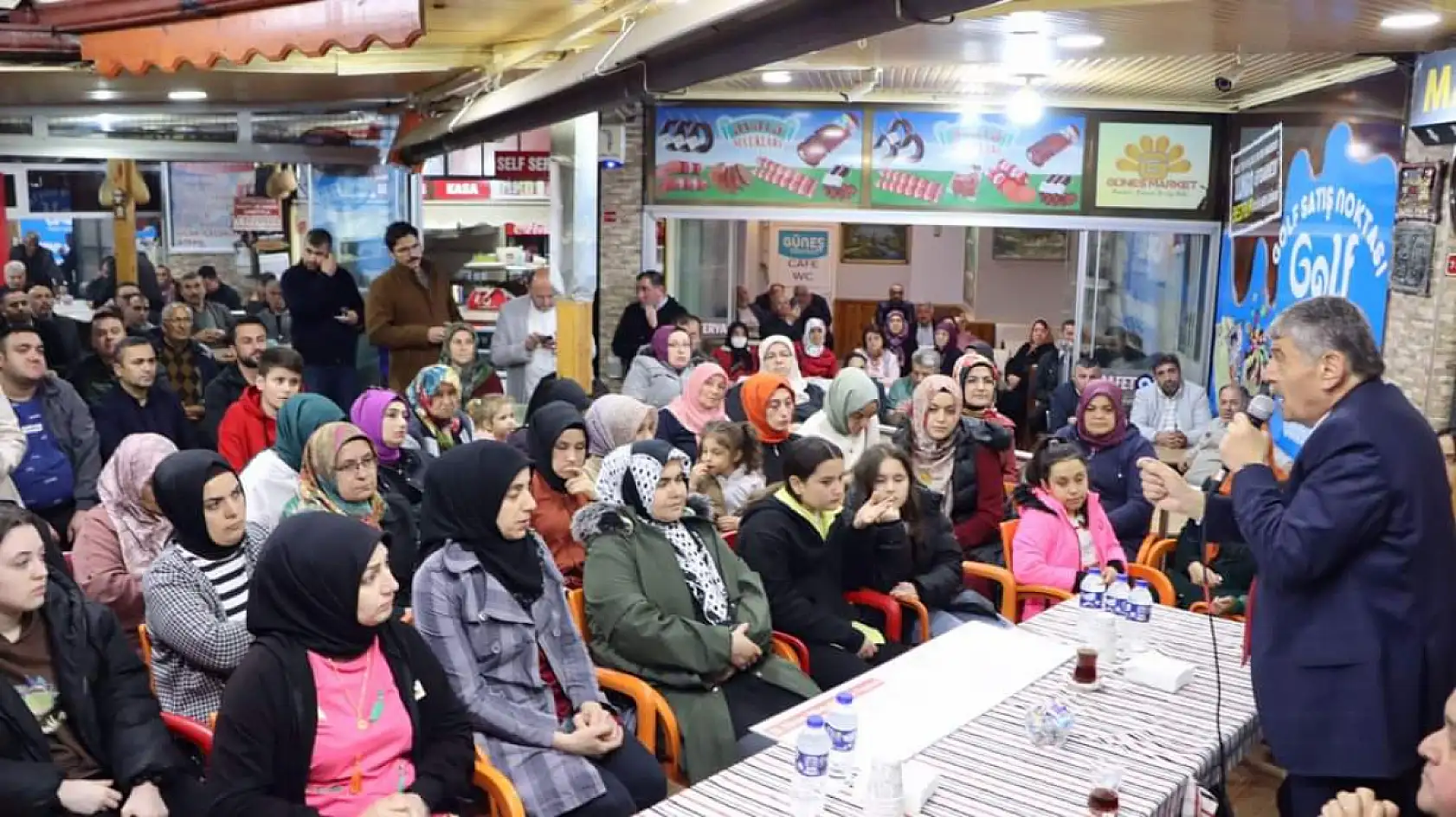 Meşaleler ve Şelaleler ile karşılandı