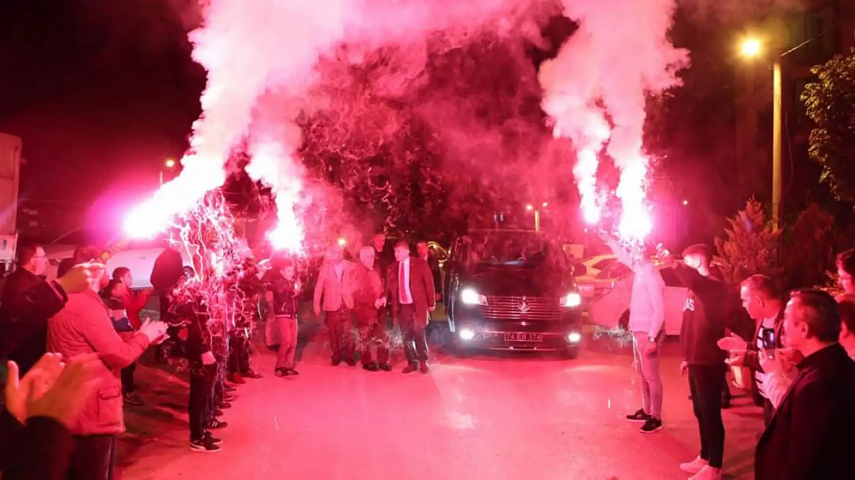 Meşaleler ve Şelaleler ile karşılandı
