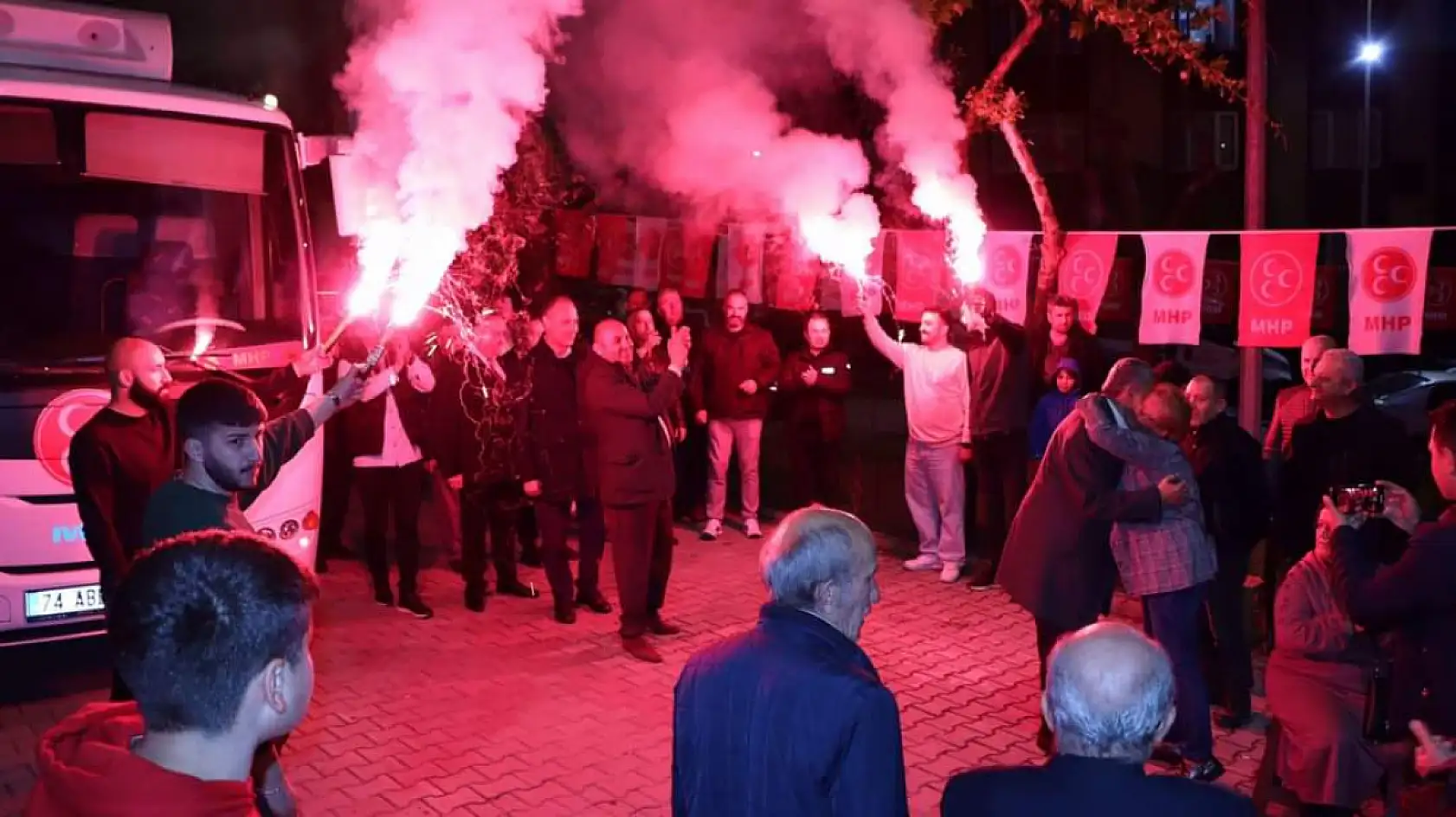 Meşaleler ve Şelaleler ile karşılandı