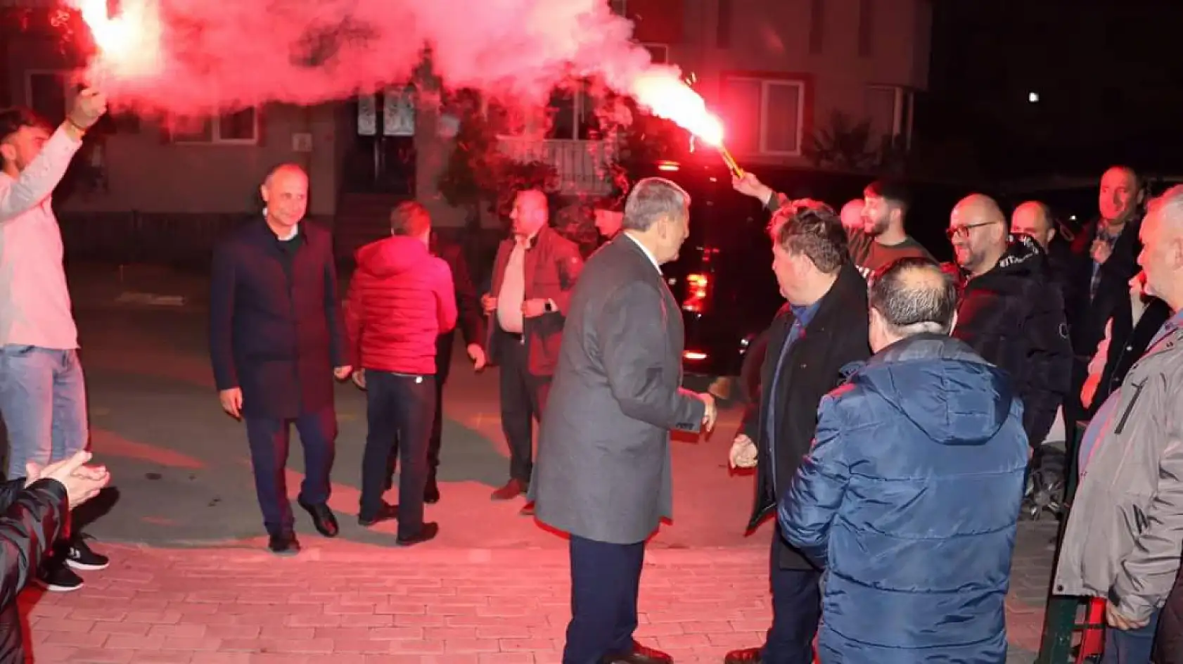 Meşaleler ve Şelaleler ile karşılandı